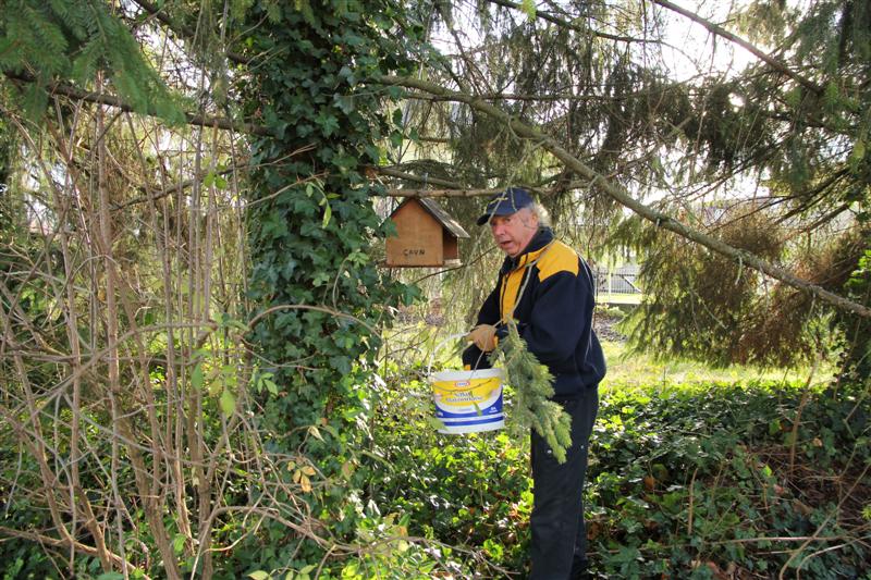 Pose des Mangeoires avant l'Hiver 