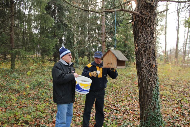 Pose des Mangeoires avant l'Hiver  